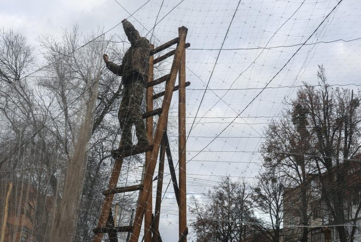 Những tuyến đường phủ lưới được gắn với các tên gọi mang tính biểu tượng như “con đường dẫn tới sự sống”, trong khi các báo cáo nhấn mạnh rằng khoảng 40 km đường quanh Kharkiv đã tuyên bố là “đã được bảo vệ”.