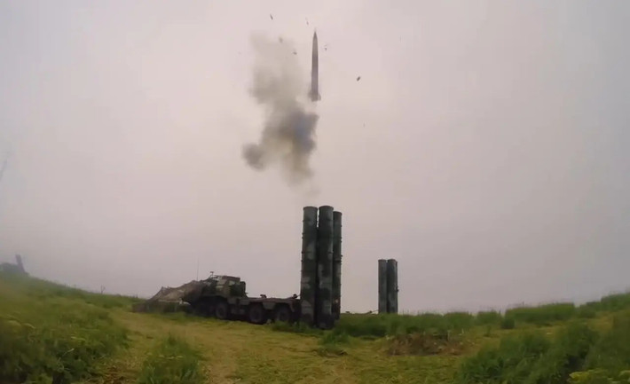 Các nguồn tin quốc phòng cho biết, cuộc họp song phương giữa Ấn Độ và đại diện công nghiệp quốc phòng Nga sẽ diễn ra ngay trong tuần này. Trọng tâm của vòng đàm phán là hai phương án: mua thêm trực tiếp các tổ hợp S-400 hoặc chuyển giao công nghệ sản xuất tại Ấn Độ, phù hợp với chiến lược “Make in India” mà Thủ tướng Modi đang thúc đẩy.