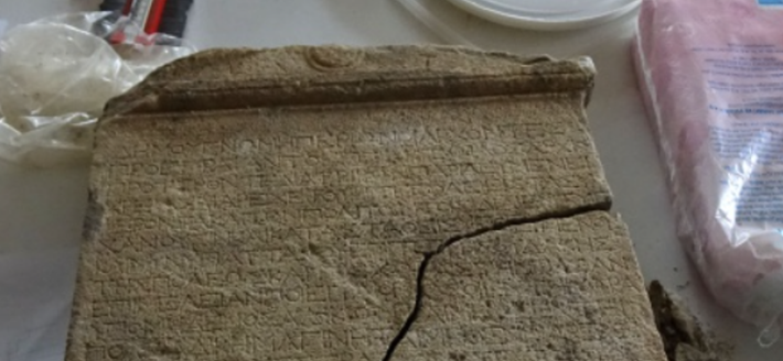 Khả năng lớn, trong quá khứ tảng đá sắc lệnh này được đặt ở nơi như quảng trường trong thành phố cổ, nơi mọi người đều có thể nhìn thấy. Ảnh: @Đại học Ege.