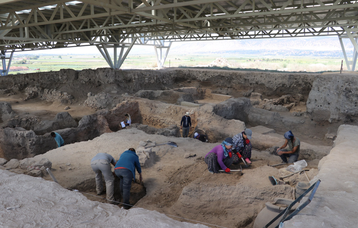 Nhóm còn tìm thấy 7-8 bộ hài cốt chủ yếu là phụ nữ và trẻ em. Ảnh: @Đại học Ege.