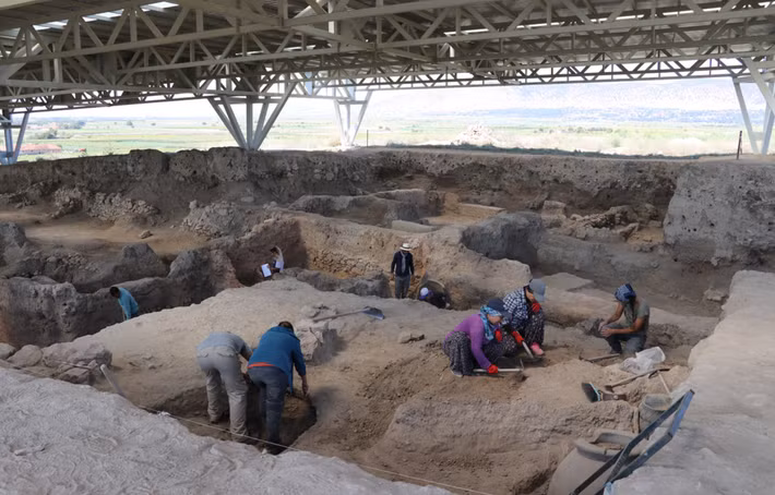 Nhóm còn tìm thấy 7-8 bộ hài cốt chủ yếu là phụ nữ và trẻ em. Ảnh: @Đại học Ege.