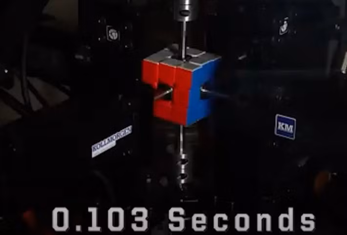 Nhóm chế tạo Robot Purdubik's Cube gồm các sinh viên Patrohay, Junpei Ota, Aden Hurd và Alex Berta, đã nhận được chứng nhận chính thức của từ Tổ chức Kỷ Lục Guinness Thế Giới cho sáng tạo của họ. Ảnh: @Đại học Purdue.