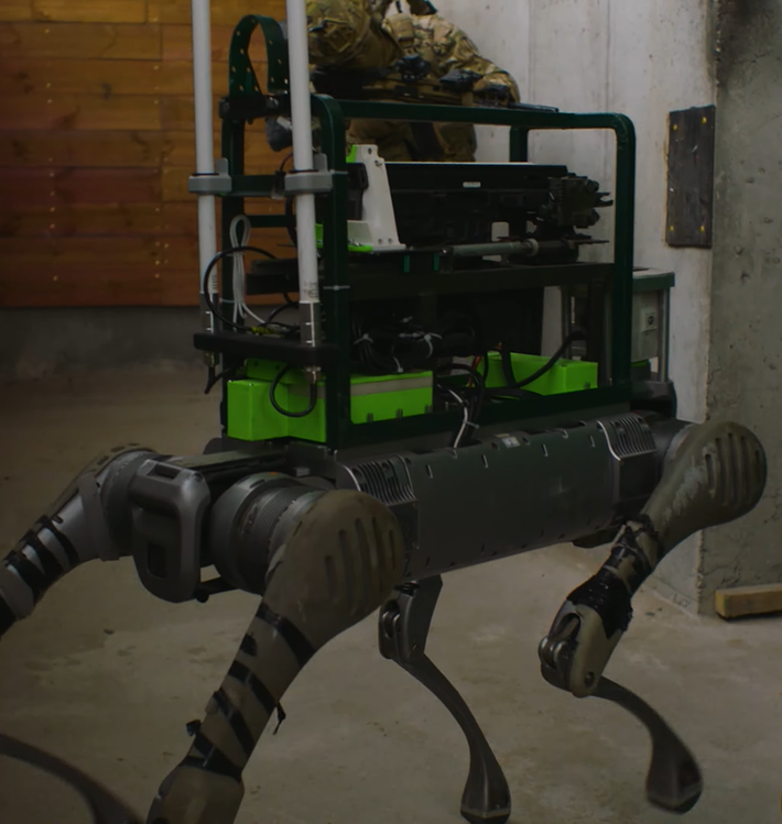 Như trong video, con chó robot được trang bị súng trường tấn công CZ BREN 2 gắn trên lưng, kết hợp với hộp tiếp đạn Magpul PMAG D-60 60 viên. Ảnh: @Cơ quan An ninh Ukraine.