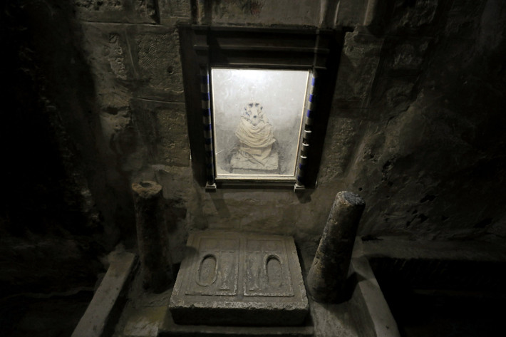 Trong lăng mộ này cũng chứa một số quan tài mini chôn khỉ đầu chó gây ngạc nhiên giới khảo cổ. Ảnh: @Đại học Cairo.