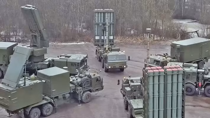 Mặt khác, các hệ thống phòng không S-400 hiện đại hơn sẽ được chuẩn bị để hoạt động với radar kiểu Yenisei, cho phép chúng theo dõi các mối đe dọa tiềm tàng di chuyển với tốc độ siêu thanh. Ảnh: @ Defense News.