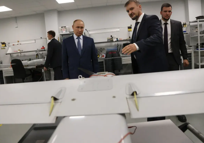 Theo tài liệu của công ty, Os-25-R có thể được tùy chỉnh theo yêu cầu của khách hàng, được trang bị camera độ phân giải cao, LIDAR, camera nhiệt hoặc cảm biến hồng ngoại. Thiết kế mô-đun của máy bay không người lái cho phép lắp ráp tại hiện trường chỉ trong năm phút, và tháo rời trong vòng mười lăm phút, tùy thuộc vào cấu hình. Ảnh: @Defense News.