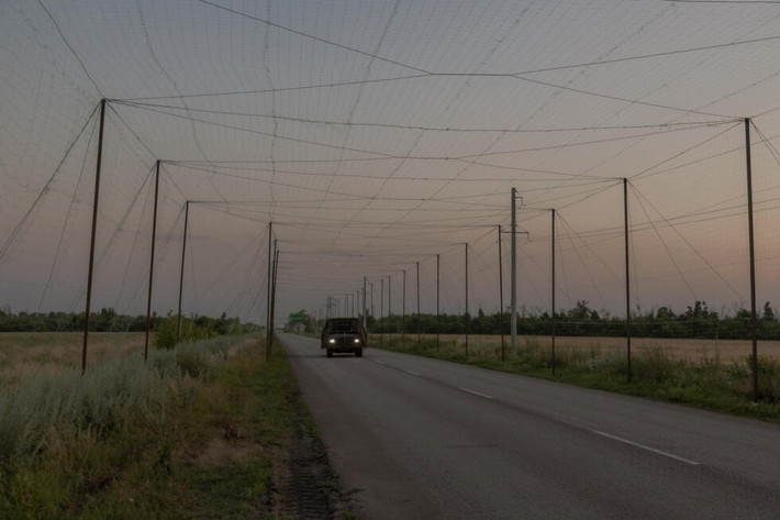 Trong bối cảnh đó, việc dựng các rào cản kỹ thuật được xem là nỗ lực nhằm hạn chế rủi ro đối với hạ tầng đô thị và sinh mạng dân thường. Về mặt lý thuyết, lưới chống UAV có thể làm lệch hướng bay hoặc khiến thiết bị mất khả năng tấn công chính xác khi tiếp cận mục tiêu ở tầm thấp.