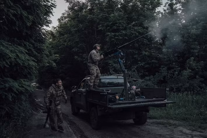 Những diễn biến dồn dập trên thực địa đã buộc chính quyền Ukraine phải ra quyết định sơ tán dân cư khỏi Ryasnoye. Động thái khẩn cấp này nhằm giảm thiểu rủi ro cho thường dân, trong bối cảnh giao tranh lan rộng và khu vực đứng trước nguy cơ trở thành điểm nóng mới trên mặt trận.