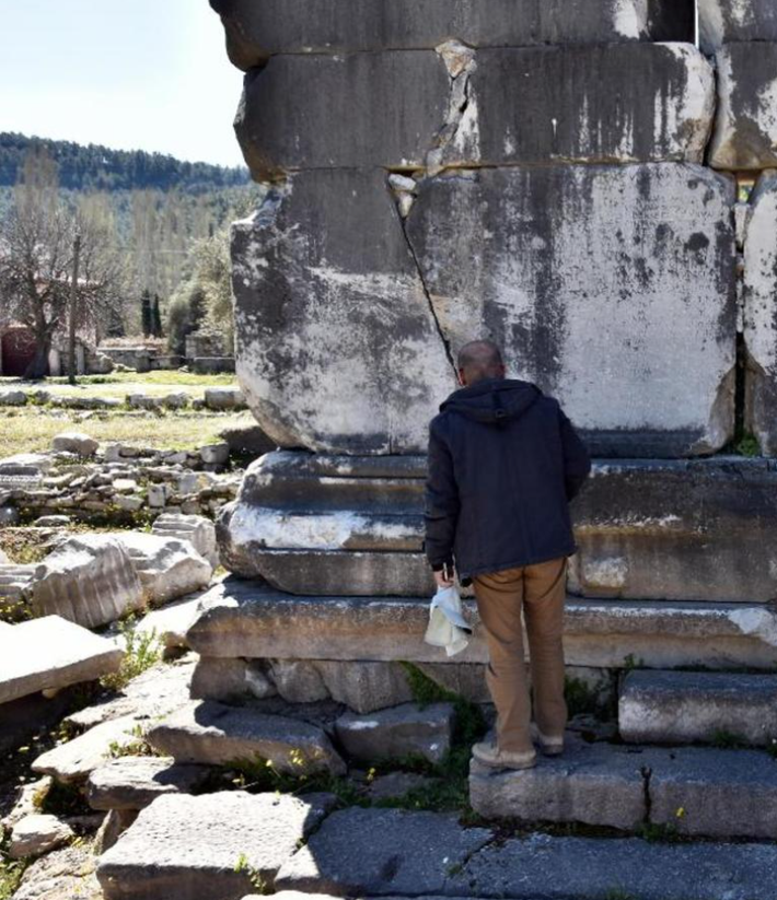 Đó là một bức tường đá ước tính niên đại khoảng 2.000 năm tuổi, trên đó có khắc các dòng văn bản, ký tự lạ cổ xưa. Ảnh: @Bilal Söğüt.