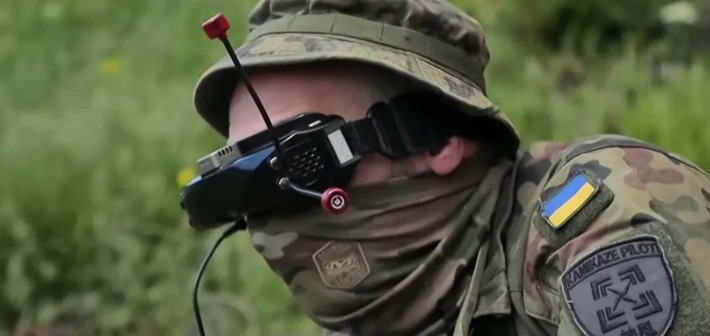 Ở vùng Bryansk, Thống đốc Alexander Bogomaz cho biết một thường dân đã bị thương và phải nhập viện do mảnh vỡ UAV rơi trúng nhà. Khu vực này từng nhiều lần bị tấn công bằng UAV và pháo phản lực từ phía Ukraine, do nằm sát biên giới và có nhiều tuyến đường hậu cần chiến lược nối tới mặt trận phía tây.