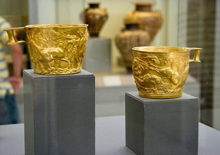 Cặp cốc này được tạo ra cách đây hơn 3.400 năm trước, là sản phẩm của kỹ thuật chế tác kim loại tiên tiến thời Creto-Mycenaean. Ảnh: @Bảo tàng Khảo cổ Quốc gia Athens.