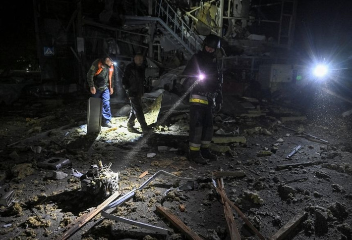 Chỉ trong 10 phút, từ 02:40-02:50, gần như toàn bộ vùng Dnipropetrovsk đồng loạt hứng đòn. Nhiều mục tiêu bị đánh hai lần liên tiếp, thể hiện rõ chiến thuật “đánh phủ đầu - đánh bồi” ép phòng không Ukraine tiêu hao đạn đánh chặn, đồng thời duy trì nguy cơ thiệt hại nếu lớp phòng ngự suy yếu dù chỉ trong vài giây.