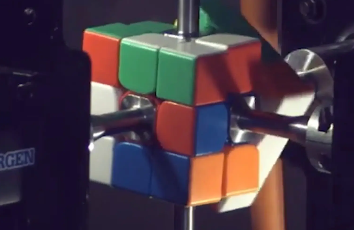 Kỷ lục này trước đó thuộc về các kỹ sư của Trung tâm Kỹ thuật Sản xuất Linh kiện thuộc Tập đoàn Mitsubishi, robot của họ đã giải được câu đối trên khối Rubik trong 305 mili giây (tương đương 0,305 giây). Ảnh: @Đại học Purdue.