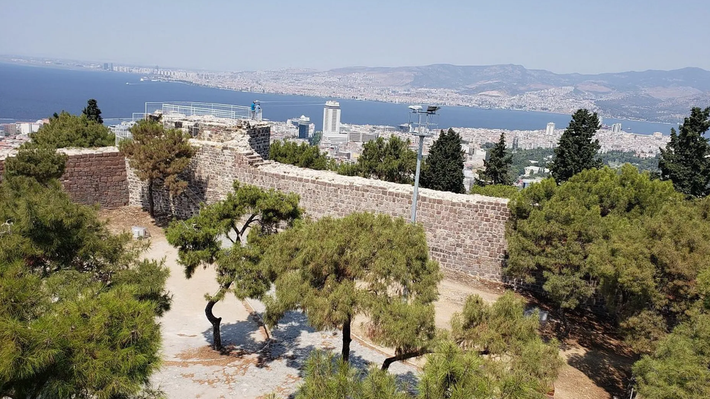 Trong quá trình khai quật khảo cổ tại tàn tích Nhà hát Smyrna trên sườn núi Kadifekale ở Izmir, Thổ Nhĩ Kỳ, các chuyên gia đến từ trường Đại học Izmir Katip Çelebi bất ngờ tìm thấy một vật thể lạ. Ảnh: @Đại học Izmir Katip Çelebi.