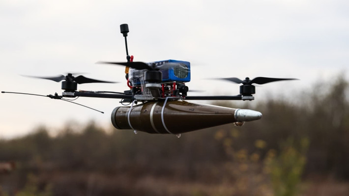 Những chiếc UAV Ukraine, phần lớn là loại cánh cố định tự chế, được trang bị thuốc nổ nhẹ và hệ thống dẫn đường vệ tinh, có tầm bay hàng trăm km. Chúng được lập trình bay thấp, men theo địa hình để tránh radar, rồi lao vào mục tiêu với tốc độ cao.