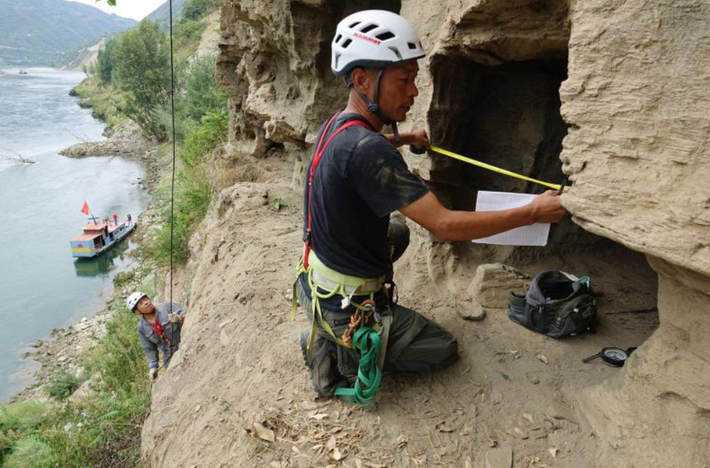 Các chuyên gia tiến hành đo chiều rộng cửa các ngôi mộ đá. Ảnh: @ Zhang Jianbo.