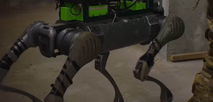 Những chú chó robot tích hợp hệ thống vũ khí đã được các quân đội và công ty tư nhân khác thử nghiệm trong những năm gần đây, bao gồm cả ở Mỹ và Trung Quốc, mặc dù hiệu quả hoạt động và khả năng sống sót trên chiến trường của chúng vẫn đang được đánh giá. Ảnh: @Cơ quan An ninh Ukraine.