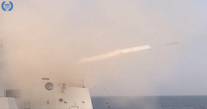 Ngoài ra, về vũ khí, tàu khu trục Type 055 được trang bị pháo 130 mm và hệ thống phóng tên lửa thẳng đứng (VLS) với 48 và 64 ống phóng, chứa các tên lửa hành trình chống hạm, tên lửa đất đối không HHQ-9 và tên lửa chống tàu ngầm. Ảnh: @China_Navy.