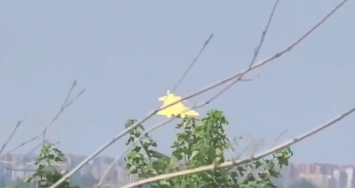 J-20A là phiên bản hiện đại hóa của máy bay chiến đấu tàng hình thế hệ thứ năm một chỗ ngồi J-20 của Trung Quốc. Những hình ảnh này được công bố nhân dịp Trung Quốc kỷ niệm 15 năm chuyến bay đầu tiên của máy bay này, cùng với xác nhận chính thức đầu tiên về biến thể hai chỗ ngồi, được đặt tên là J-20S. Ảnh: @Tập đoàn Công nghiệp Máy bay Thành Đô của Trung Quốc.