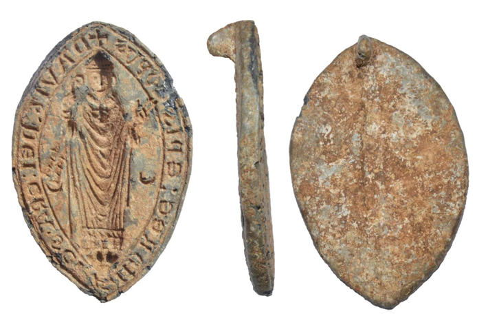 Ước tính ban đầu cho thấy kho báu này bao gồm tới 20.000 đồng xu bạc, cùng với các hạt cườm, mặt dây chuyền và nhẫn bạc được chế tác tinh xảo - tất cả đều có niên đại từ thế kỷ 12 Sau Công Nguyên, rất lâu trước khi Stockholm chính thức trở thành một thành phố. Ảnh: @Hội đồng Hành chính Quận Stockholm.