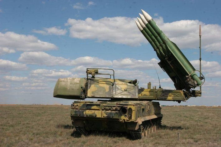Buk-M3 sử dụng bệ phóng thẳng đứng, tốc độ phản ứng nhanh và khả năng kháng chế áp điện tử vượt trội. Tuy nhiên, xe nạp 9A316 của Buk-M2 không tương thích hoàn toàn với Buk-M3. Sự xuất hiện song song của hai biến thể trong một đơn vị cho thấy Nga có thể đang ghép tạm đội hình hoặc bù đắp thiệt hại chiến đấu.