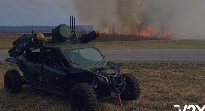 Video cho thấy, một phương tiện dạng buggy hoặc xe chiến thuật hạng nhẹ, dừng trong thời gian ngắn để phóng tên lửa lên bầu trời đêm, rồi nhanh chóng rời vị trí. Vụ nổ xảy ra ở khoảng cách xa, phù hợp với kịch bản đánh chặn UAV tầm trung, trong khi việc công bố hình ảnh mà không kèm thông tin chi tiết, được xem là cách Ukraine thường áp dụng khi giới thiệu vũ khí nhạy cảm.