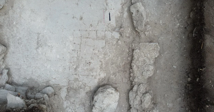 Màu đỏ có thể vừa mang tính biểu tượng vừa mang tính thực tiễn: trong vũ trụ học Maya, màu đỏ gắn liền với hướng đông, một hướng liên quan đến sự tái sinh và mặt trời mọc. Thật vậy, bảng cờ patolli thường xuất hiện ở các khu vực phía đông của các khu phức hợp Maya - một sự sắp xếp tương tự như ở Naachtun. Ảnh: @Trung tâm Nghiên cứu Khoa học Quốc gia Pháp.