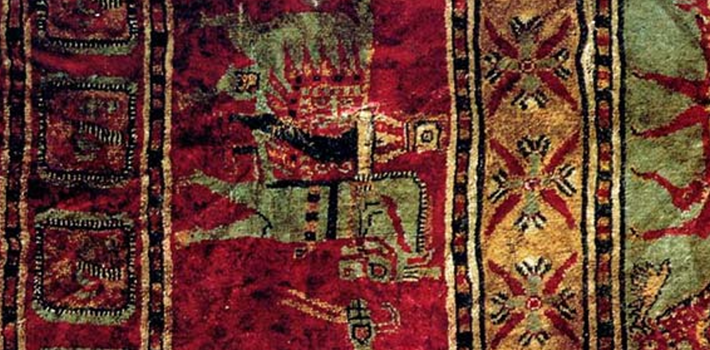 Tấm thảm kể câu chuyện về người Scythia, một dân tộc du mục nổi tiếng với kỹ năng cưỡi ngựa, từng cai trị các vùng đất trải dài từ Đông Âu đến Tây Á. Tuy nhiên, nguồn gốc chính xác của nó vẫn còn chưa chắc chắn, gây ra nhiều tranh luận giữa các nhà sử học. Ảnh: @archaeologyart.