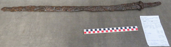 Thanh kiếm quý hiếm với lưỡi và chuôi còn nguyên vẹn. Lưỡi kiếm dài với đường cong thanh thoát và có những dấu vết trang trí trên lưỡi kiếm. Ảnh: @Bảo tàng Szent István Király.