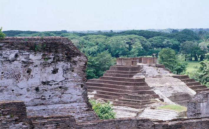 Gần đây, khi tiến hành khai quật tại thị trấn Tenosique, thuộc bang Tabasco, gần mũi phía nam của đất nước Mexico, các chuyên gia đến từ Trung tâm Nghiên cứu Maya thuộc trường Đại học Quốc gia Mexico bất ngờ tìm thấy hai cổ vật kỳ lạ. Ảnh: @Đại học Quốc gia Mexico.
