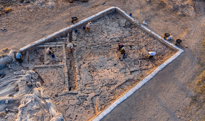 Việc tìm thấy chiếc gương đá obsidian 8.500 năm tuổi được chạm khắc tinh xảo mang đến cái nhìn sâu sắc hiếm có về nghề thủ công và văn hóa biểu tượng Thời Kỳ Đồ Đá Mới của Canhasan. Ảnh: @Nhóm khai quật khảo cổ Canhasan.