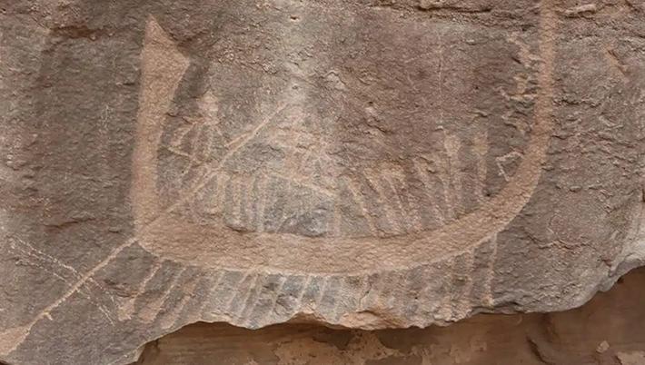 Tư thế và khung bao của bức điêu khắc gợi nhớ đến những cảnh được tìm thấy trên các đồ vật nghi lễ liên quan đến các vị vua như Narmer, vị vua đầu tiên của Ai Cập thống nhất vào khoảng năm 3.100 Trước Công Nguyên. Ảnh: @Dorian Vanhulle / Open Access.