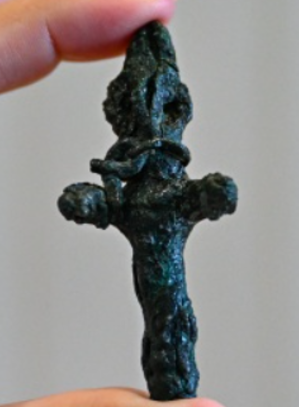 Các kỹ thuật thăm dò, phân tích khảo cổ học chuyên sâu cho thấy, chiếc đinh có hình dạng giống người, đội mũ nhọn, đeo khuyên tai, đeo vòng cổ và thắt lưng. Ảnh: @Đại học Çukurova.