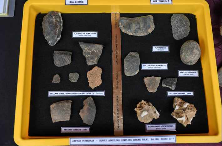 Bên cạnh nhiều công cụ bằng đá, các mảnh gốm và vỏ ốc sông cũng được tìm thấy trong hang động Kelambu. Ảnh: @Đại học Quốc gia Malaysia.