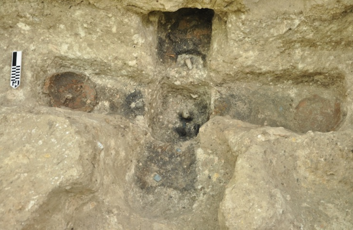 Các chuyên gia phát hiện và thu thập 72 viên đá này qua 18 hố hình chữ thập. Ảnh: @Đại học Ibaraki.