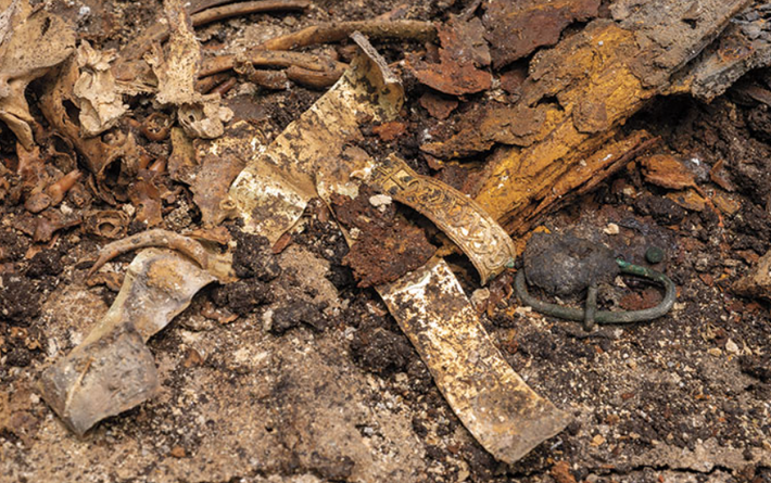 Bên trong đường hầm, người ta tìm thấy bàn thờ cổ, đồ gốm, một móng ngựa, một bộ xương cáo và nhiều xương động vật có vú nhỏ khác, cùng với một lớp than củi ở đáy. Ảnh: @Văn phòng Quản lý Di sản và Khảo cổ học Nhà nước Đức.