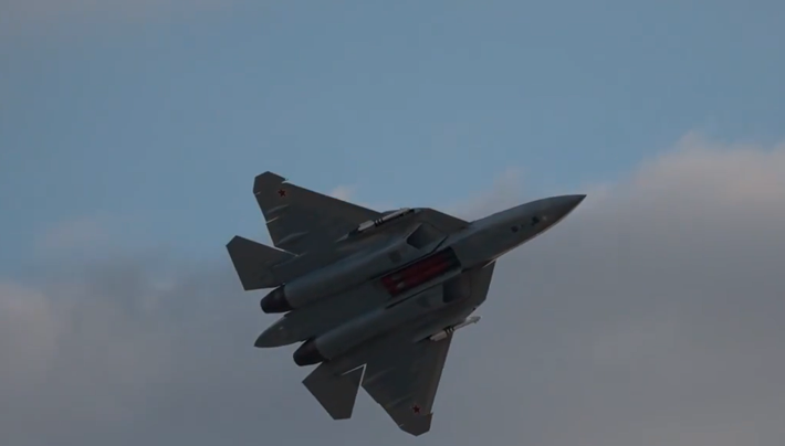 Cụ thể, Tập đoàn Hàng không Thống nhất (UAC), một bộ phận của tập đoàn Rostec, đã phát hành một video quảng cáo mới, trong đó máy bay Su-57 mang theo hai tên lửa chống bức xạ Kh-58UShK bên trong khoang vũ khí phía trước. Ảnh: @OSINTWarfare.