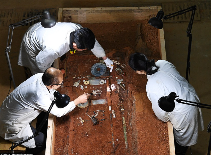 Dù các chuyên gia đã tìm thấy khá nhiều hiện vật khảo cổ quý giá như đá, con dấu và các vật dụng hình yên ngựa trong lăng mộ, nhưng vẫn chưa tìm thấy bất kỳ hài cốt xương hay răng nào. Ảnh: @ Hiệp hội Khoa học Xã hội Trung Quốc.