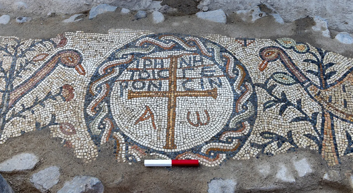 Điều gây ngạc nhiên các chuyên gia đó là, bức tranh khảm này mang dòng chữ Hy Lạp có nội dung: “Bình an cho các bậc trưởng lão”. Ảnh: @ AVRAMGR.