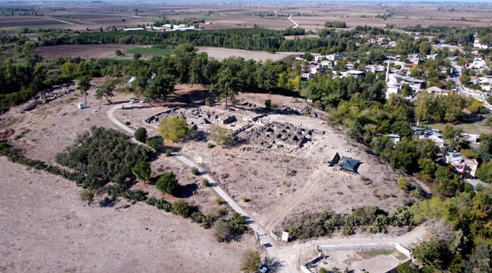 Cụ thể, trong quá trình khai quật tàn tích một công trình có sàn trát vữa tại Gò Tatarlı, Khu phố Tatarlı thuộc Quận Ceyhan của Adana, Thổ Nhĩ Kỳ, các chuyên gia đến từ trường Đại học Çukurova bất ngờ tìm thấy nhiều hiện vật lạ bí ẩn. Ảnh: @Đại học Çukurova.