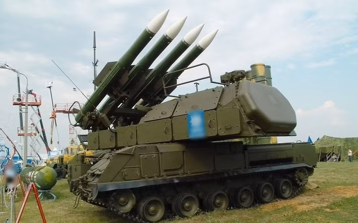 Với Ukraine, đây không chỉ là đòn đánh vật lý mà còn là đòn tâm lý và công nghệ. UAV không còn đơn thuần là vũ khí cảm tử, mà là công cụ xâm nhập, định vị và tiêu diệt chính xác trong lòng hệ thống phòng không đối phương. Nhóm Lasar trước đây từng thử nghiệm chiến thuật tương tự, nhưng chưa bao giờ đạt độ tinh vi như lần này.