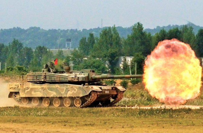 Động cơ K2 Black Panther là một cỗ máy mạnh mẽ với công suất 1.500 mã lực, giúp chiếc xe nặng 55 tấn này tăng tốc cực nhanh. Xe tăng K2 Black Panther có thể tăng tốc từ 0 đến 32 km/h trong khoảng 7 giây, khá ấn tượng đối với một chiếc xe nặng như vậy. Ảnh: @ Korea JoongAng Daily.