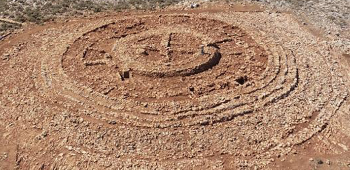 Công trình hoành tráng này bao gồm tám vòng đá cao khoảng 1,5 mét, bao quanh một tòa nhà hình tròn có đường kính khoảng 15 mét, được chia thành bốn khu vực riêng biệt. Ảnh: @Bộ Văn hóa Hy Lạp.