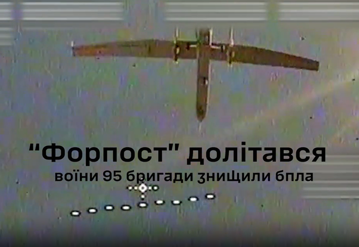 "Chúng tôi đã nhìn thấy máy bay không người lái trinh sát Forpost của Nga và phản ứng nhanh chóng ngay lập tức. Dù nó vẫn còn cơ hội nhỏ nhoi để chạy thoát, nhưng cuối cùng chúng tôi đã kết liễu nó", báo cáo của Lữ đoàn Tấn công Đường Hàng không Độc lập số 95 của Ukraine đăng tải. Ảnh: @95 окрема десантно-штурмова Поліська бригада ДШВ ЗСУ.
