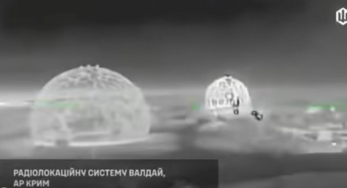 Đêm 28/12, Crimea bừng sáng trong tiếng nổ khi UAV Ukraine đồng loạt xuất kích, tung đòn đánh chính xác vào các mục tiêu quân sự của Nga. Các mũi UAV tập trung “chặt đứt” hạ tầng trinh sát và tác chiến không người lái then chốt, phơi bày những lỗ hổng nghiêm trọng trong hệ thống phòng thủ của Moscow.