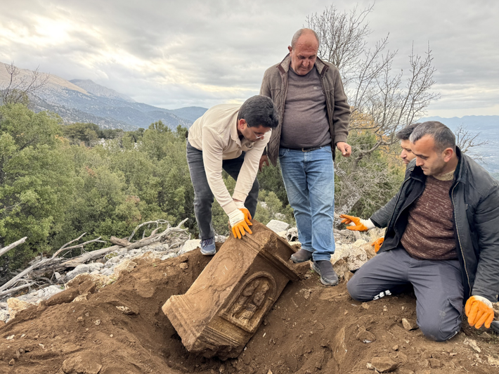 Các kỹ thuật thăm dò, phân tích khảo cổ học chuyên sâu cho thấy, đó là một tấm bia mộ thời La Mã cổ đại, vật thể này nặng tới 300 kg. Ảnh: @Bảo tàng Fethiye.