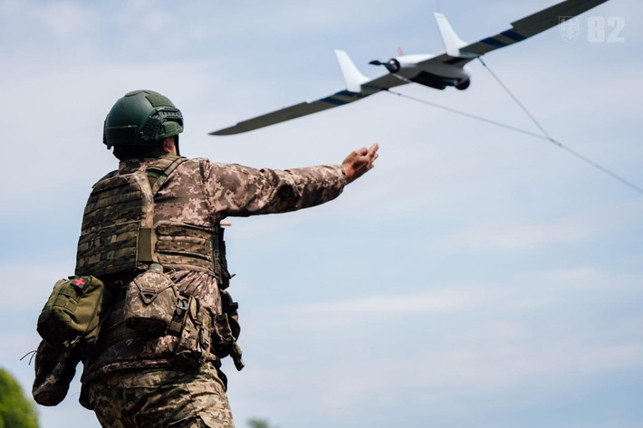 Giới phân tích quân sự cho rằng cuộc tấn công ồ ạt này có thể là một phần trong chiến dịch “làm mòn phòng tuyến” mà Kiev theo đuổi suốt nhiều tháng qua. Mục tiêu là buộc Nga phải phân tán hệ thống phòng không, kéo dài thời gian phản ứng và tạo cơ hội cho các đòn tập kích chính xác hơn sau này.