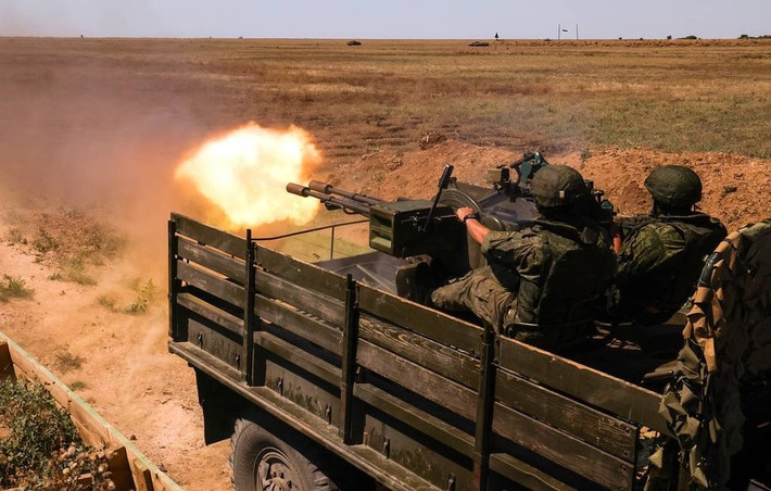 Song song đó, Nhóm tác chiến phía Đông - lực lượng tham gia kiểm soát Novonikolayevka, thông tin đã khiến hơn 240 quân nhân Ukraine không thể tiếp tục chiến đấu. Ngoài ra, Nhóm Dnepr ghi nhận thêm 65 trường hợp tương tự. Những số liệu này, nếu chính xác, cho thấy Ukraine đang chịu sức ép trên nhiều hướng cùng lúc.