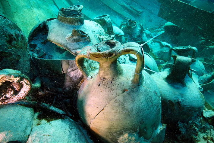 Điểm mấu chốt của phát hiện này là lô hàng với hàng trăm chiếc bình amphora từng đựng garum. Ảnh: @Ministero della Cultura.