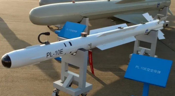 Được biết, tên lửa không đối không Type 04 nặng 95 kg với tầm bắn 30–35 km. IRIS-T nặng 87 kg và dài 2,94 m. PL-10E của Trung Quốc dài 3 m, nặng 89 kg và được cho là có tầm bắn 20 km. Ảnh: @KCNA.